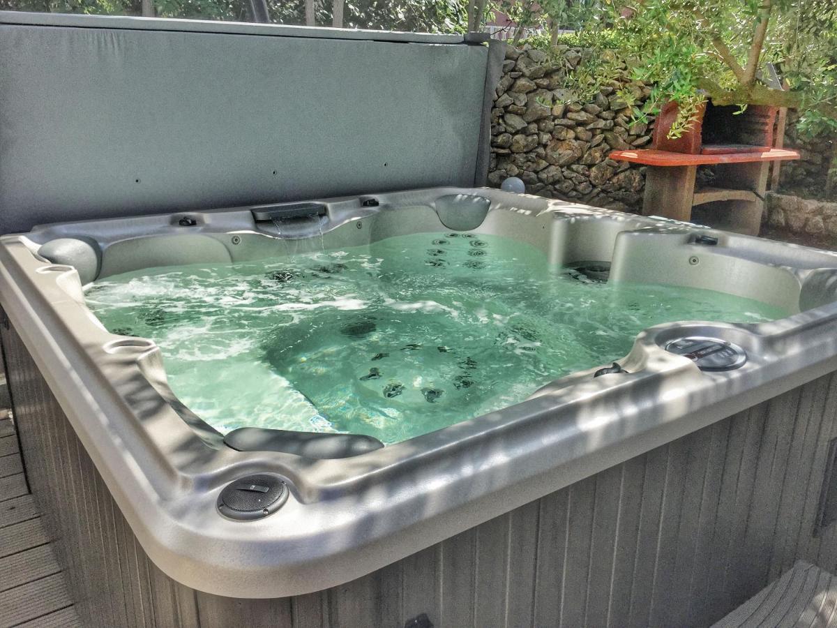 Ivana With Jacuzzi Apartment *